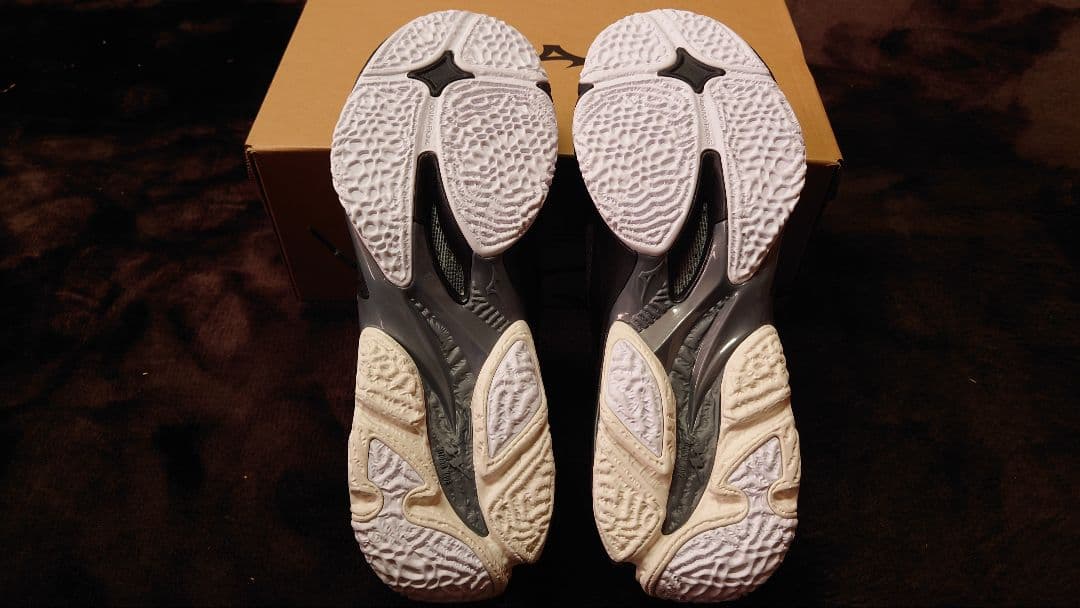 【未使用】ミズノ ウェーブライトニングZ8 バレーボールシューズ 26㎝