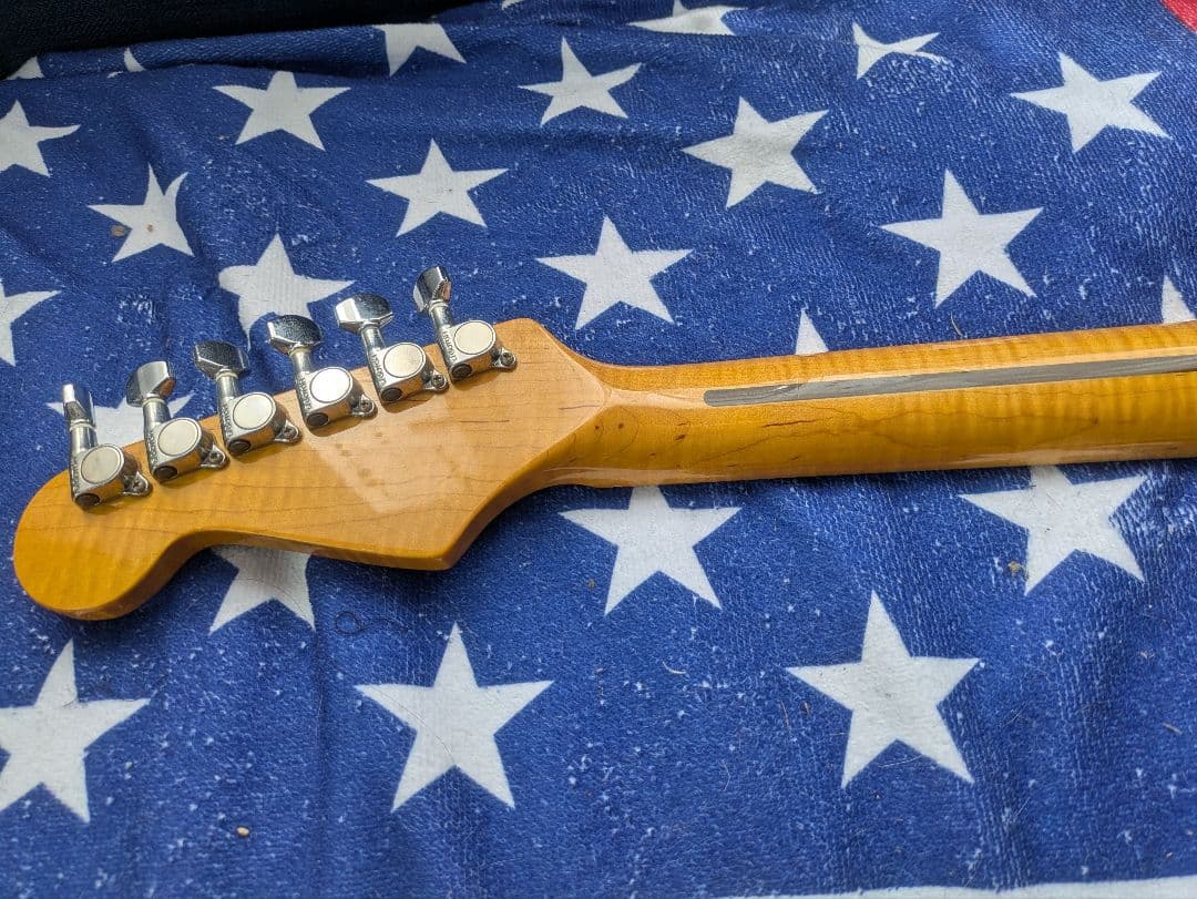 ストラトキャスタータイプ　 レースセンサー PU 搭載　ゴージャス仕様