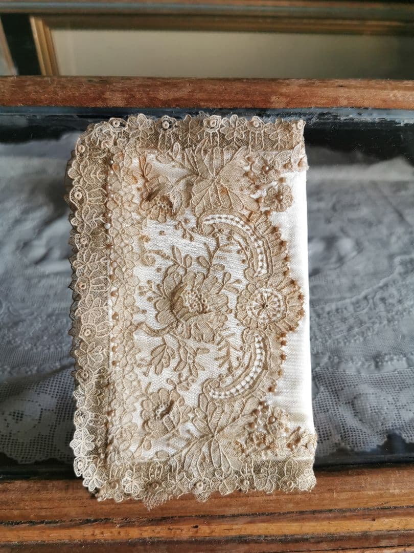 アンティークポワンドローズ ボビンレース パール装飾シルク聖書/ハンカチケース