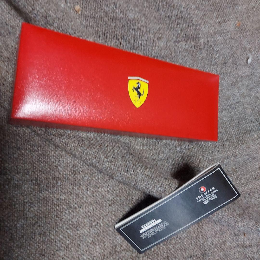 Ferrari 赤 ボールペン 本体とレア物ゴールドピンバッジ二つセット！