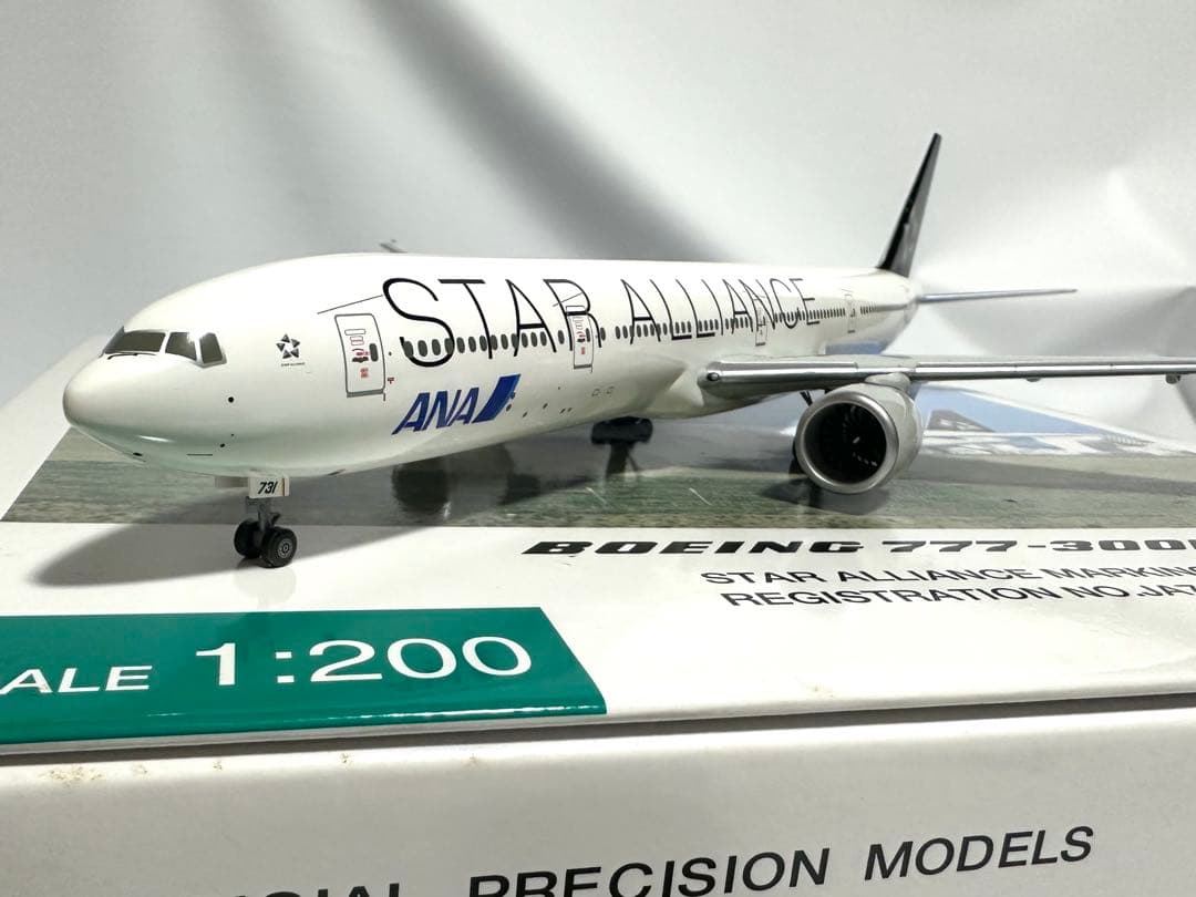 全日空商事 1/200 ANA 777-300ER STAR ALLIANCE