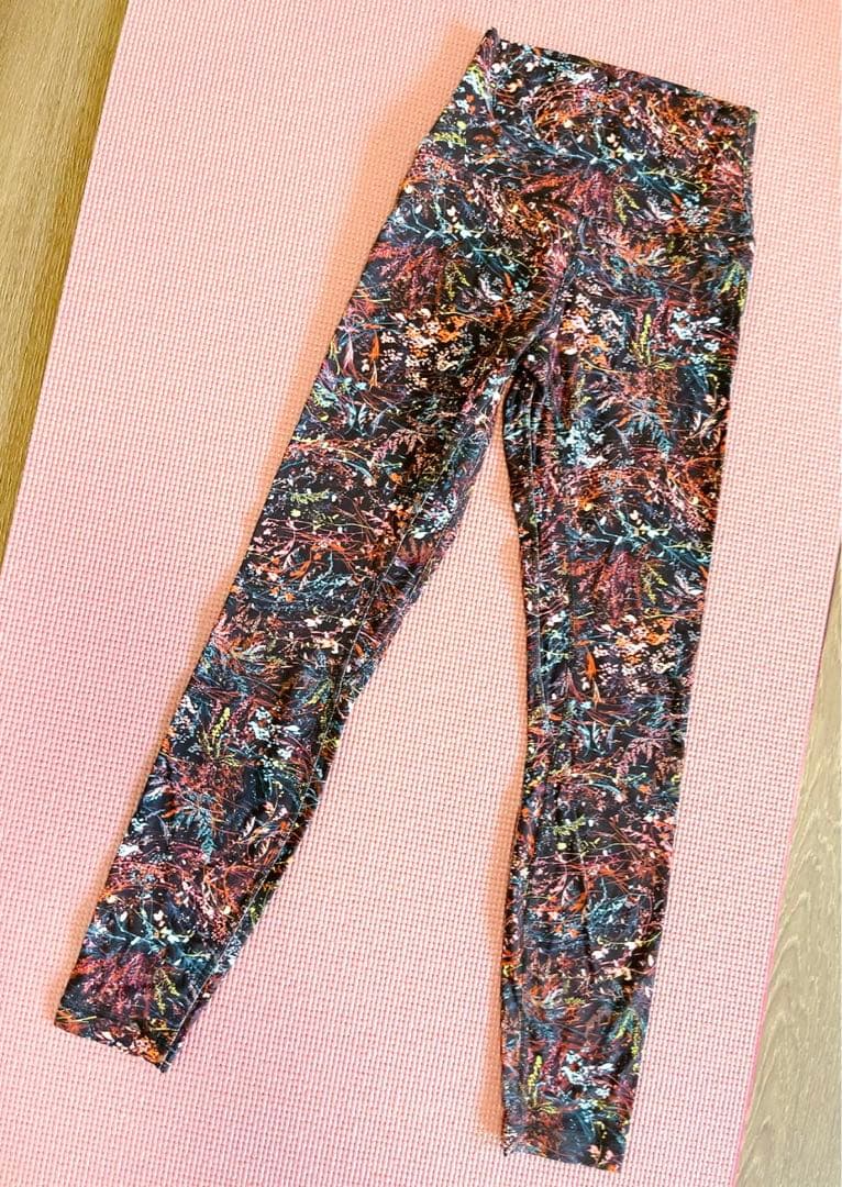 ルルレモン　ヨガレギンス　ピラティス　黒地　柄模様　試着のみ未使用に近い　XS