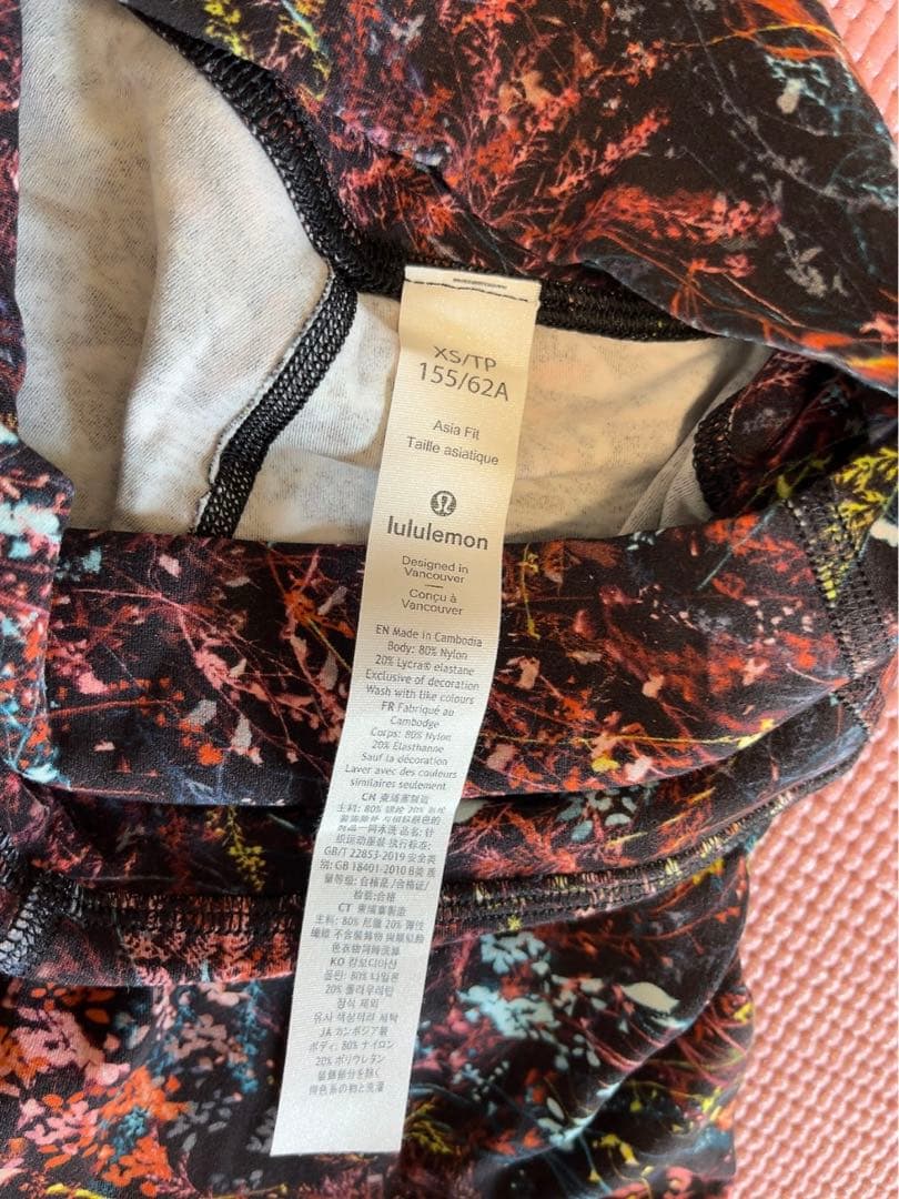 ルルレモン　ヨガレギンス　ピラティス　黒地　柄模様　試着のみ未使用に近い　XS