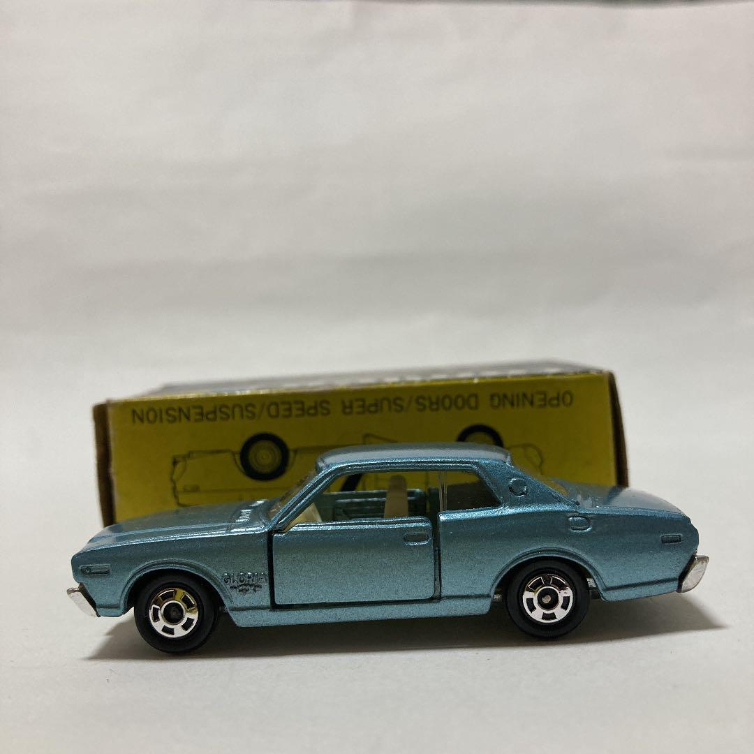 トミカ　日産グロリア2000 GXです。