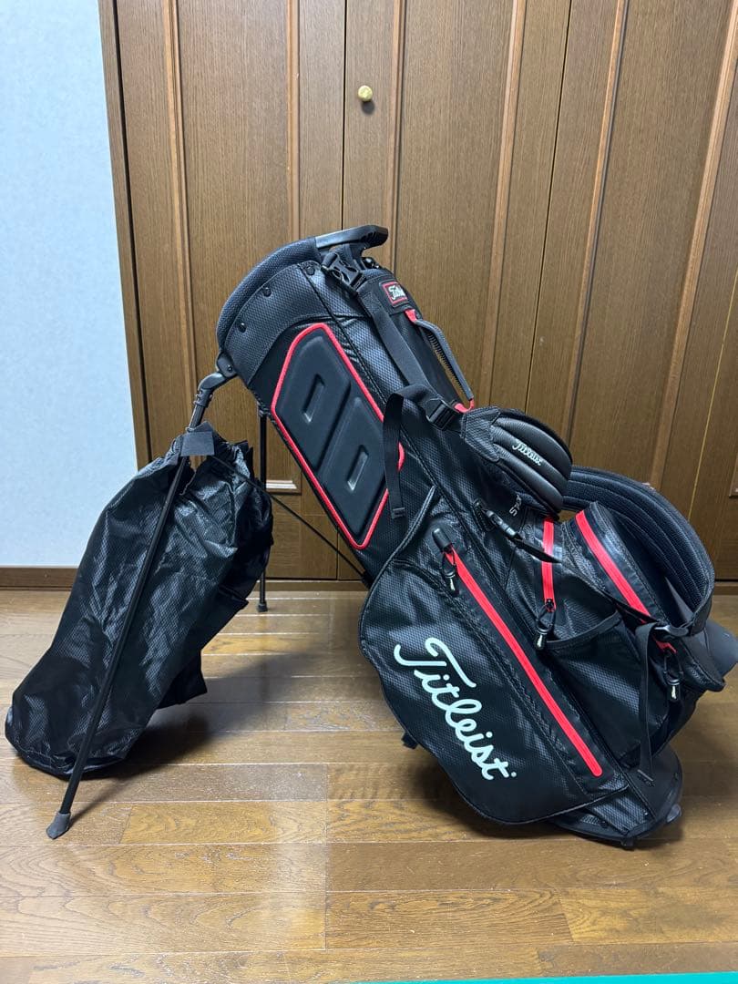 タイトリスト スタンド式キャディバッグ 黒/赤