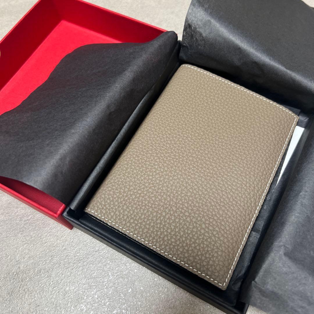 セール中✨【美品】ボナベンチュラ パスポートケース シュリンクレザー エトープ