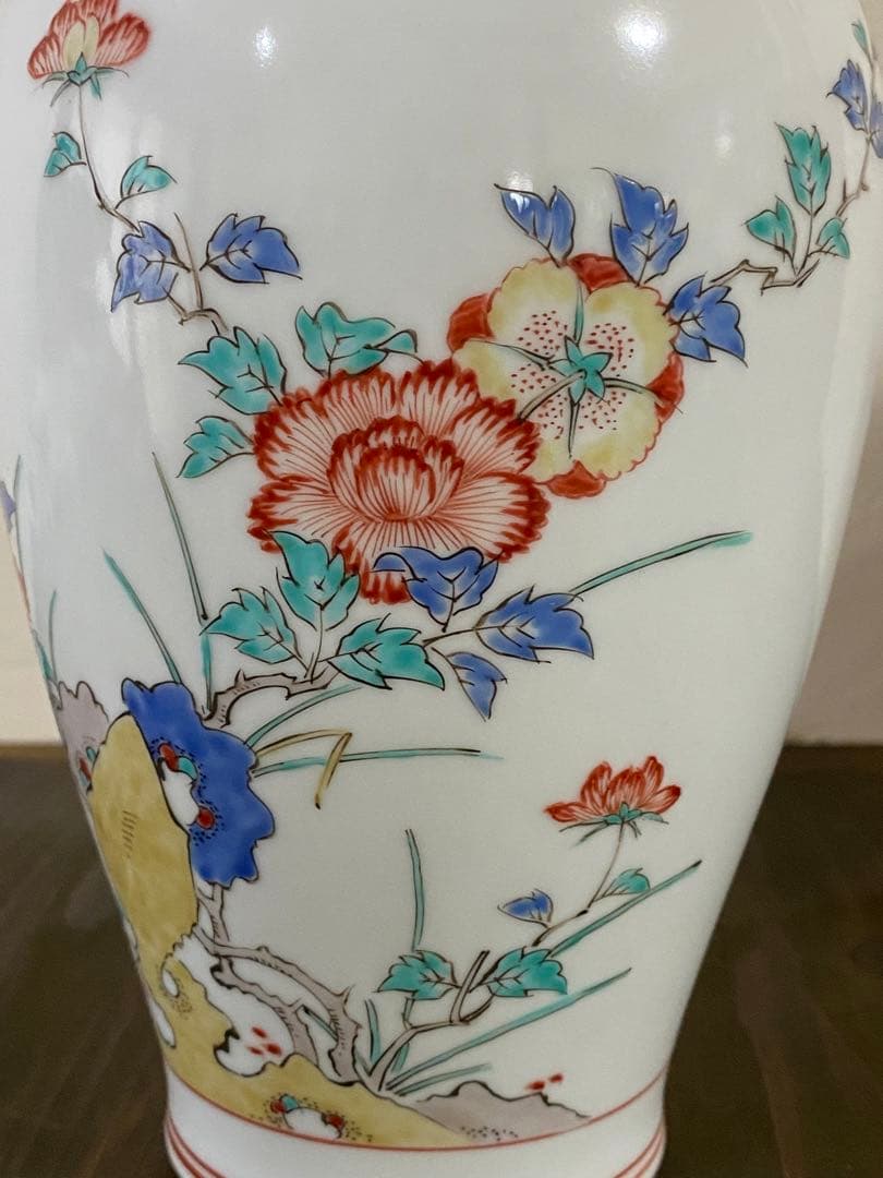 13代柿右衛門　錦　岩牡丹文　花瓶