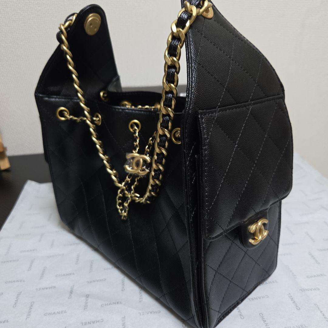 Chanel ノベルティキルティングレザー製、ゴールドチェーンショルダーバッグ。