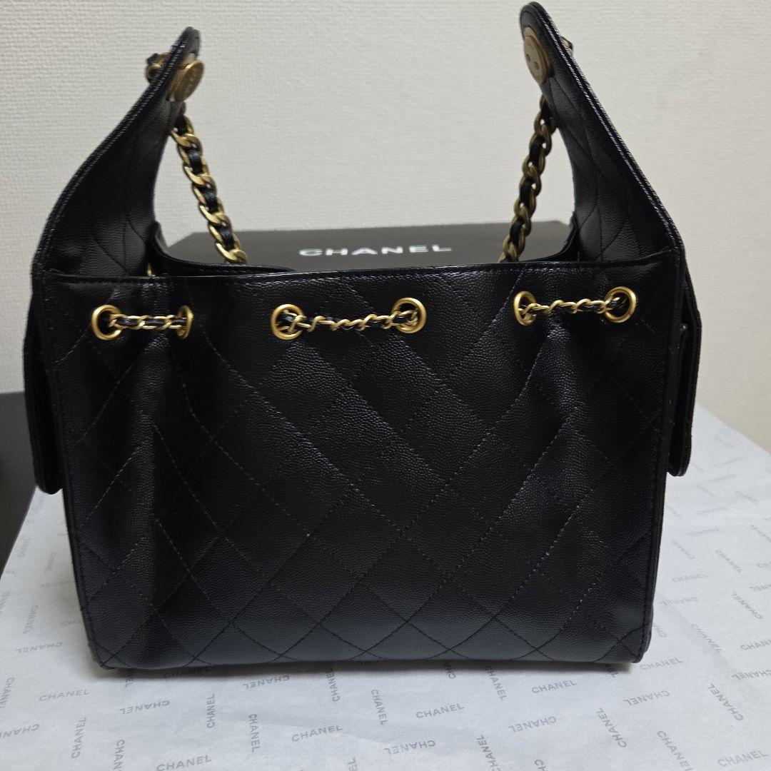 Chanel ノベルティキルティングレザー製、ゴールドチェーンショルダーバッグ。