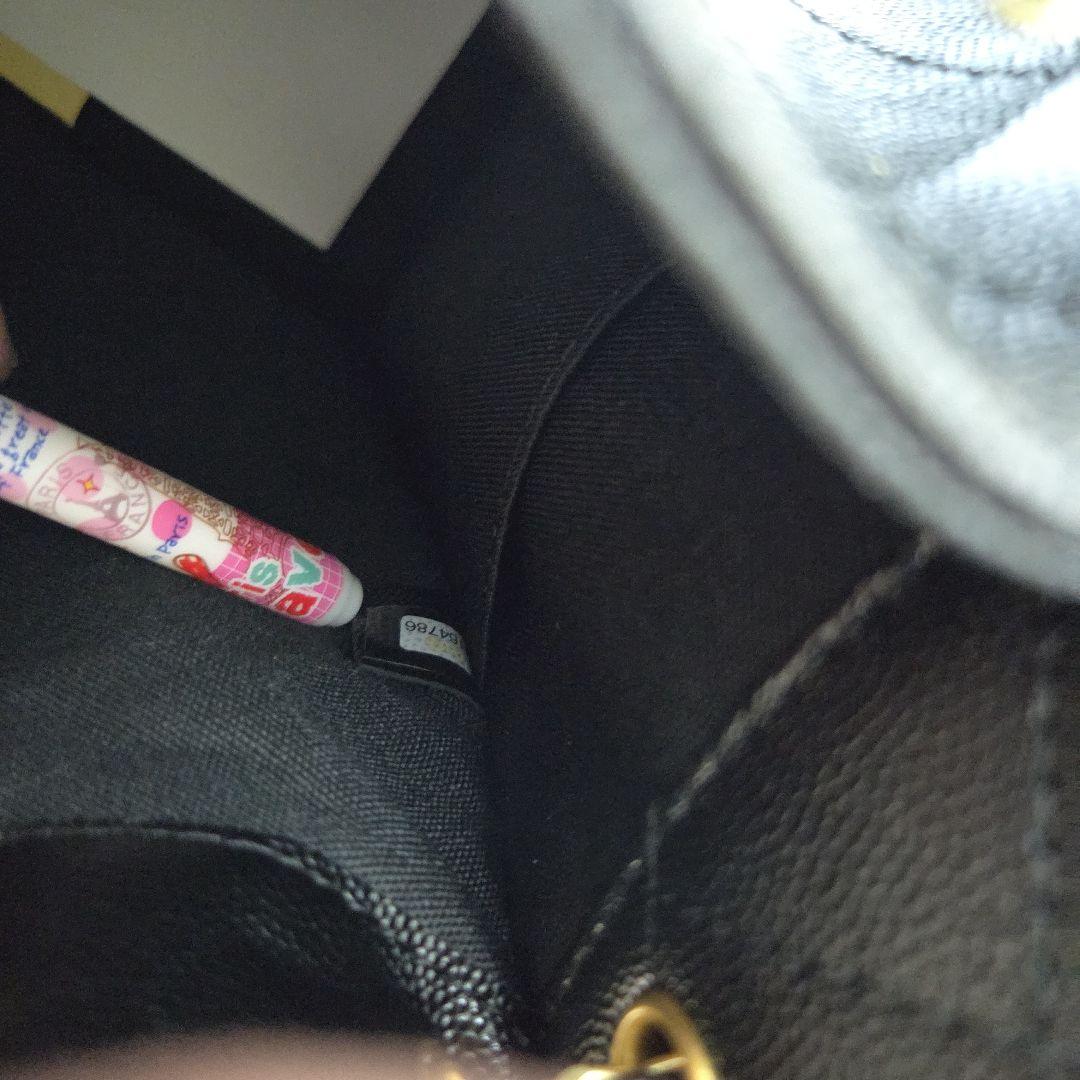 Chanel ノベルティキルティングレザー製、ゴールドチェーンショルダーバッグ。