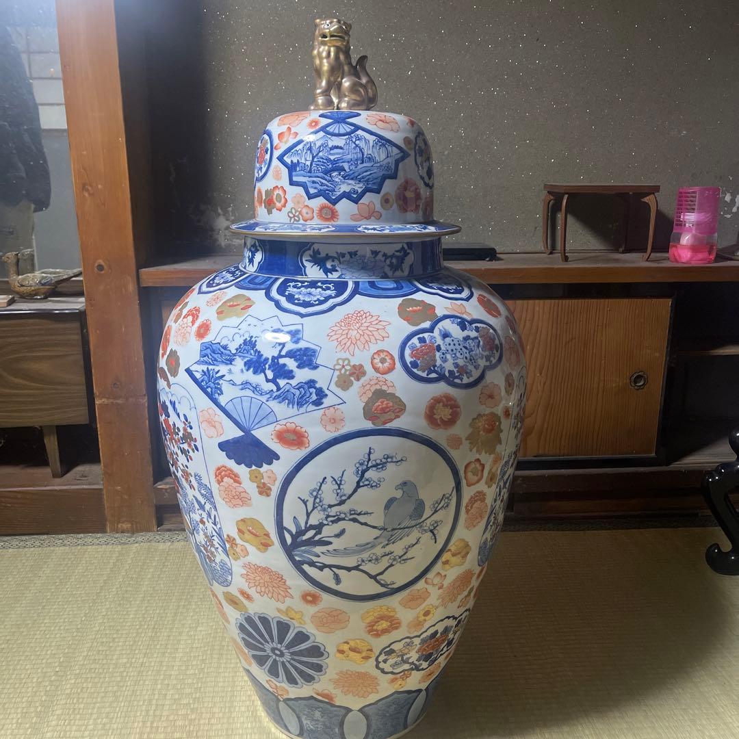 伝統的な日本の陶器 壺 獅子の蓋付き