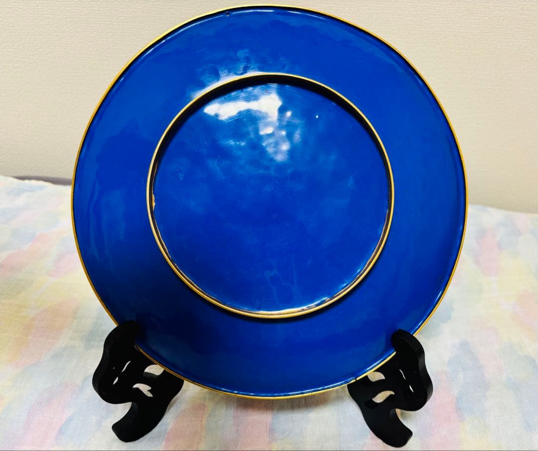 金属装飾の赤い花と鳥の皿