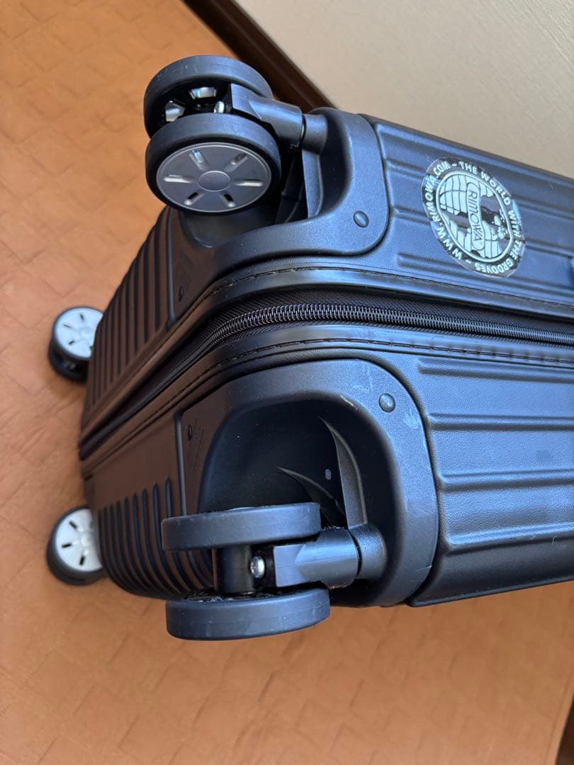 RIMOWAリモワサルサ　61L マットブラック4輪