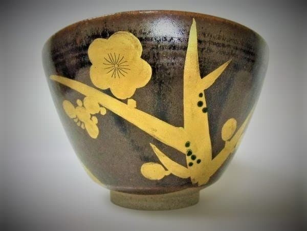 黒色金色花柄茶碗 木箱付き膳所焼 陽炎園「岩崎新定」造 金彩 梅