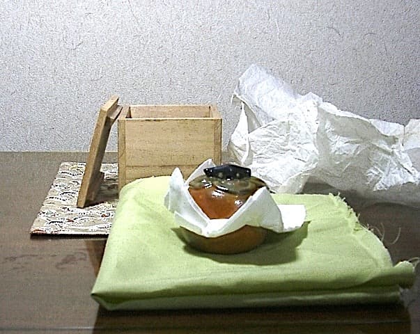 嵯峨焼　落柿舎 造　柿（俳句入）香合　無傷　共箱　保証。