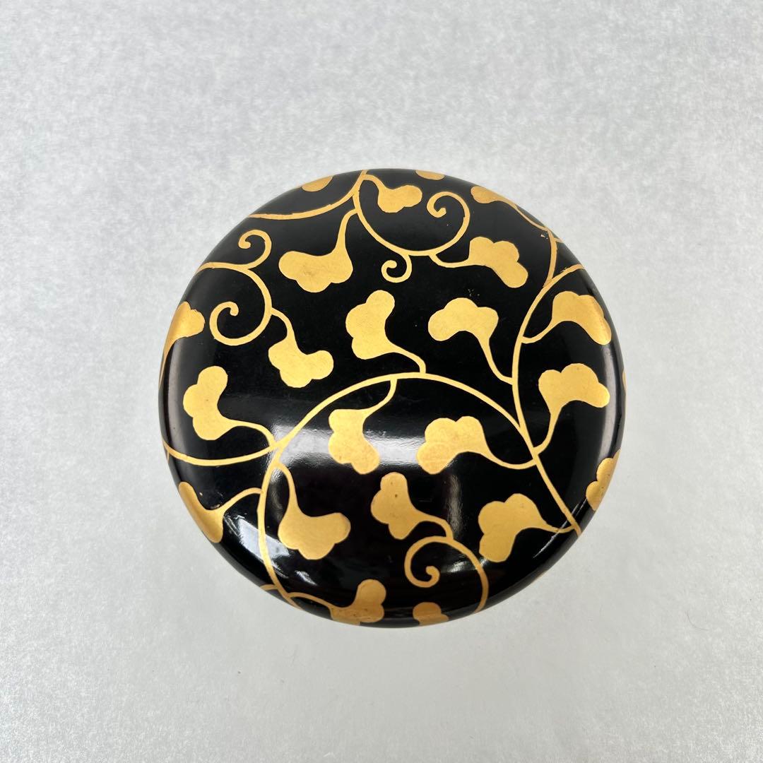 A066茶道具　黒漆塗　金彩蒔絵　草文　香合　時代箱付