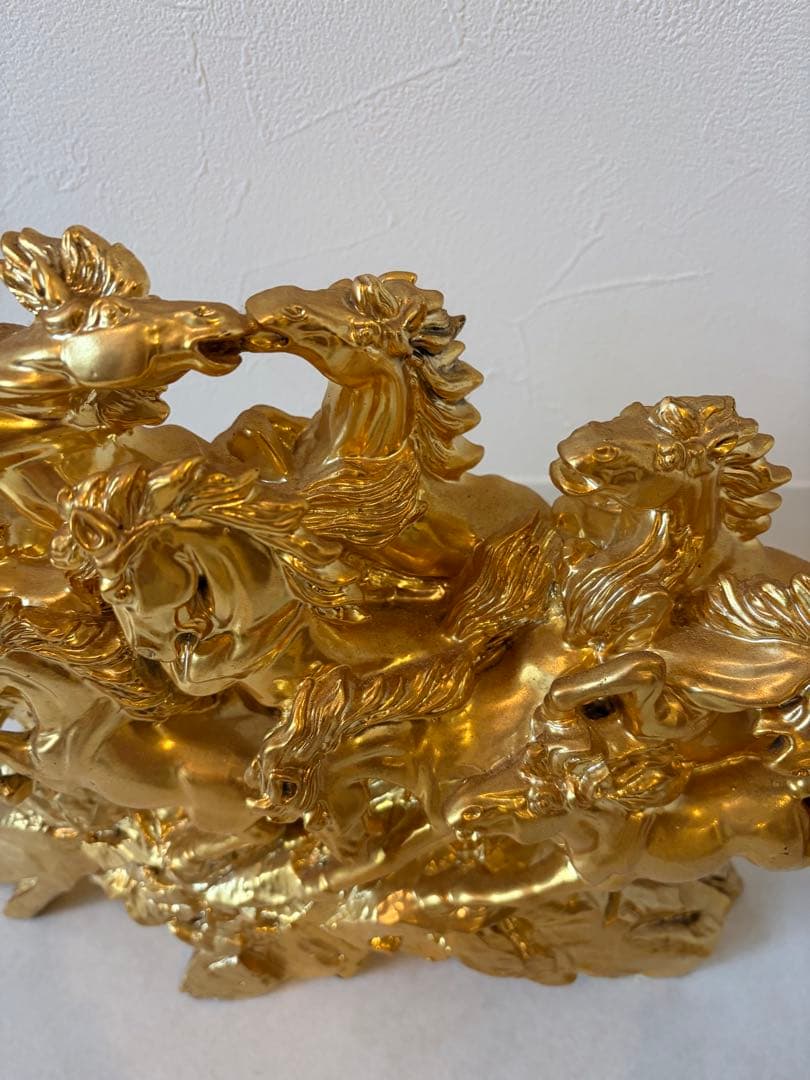 金色の馬の彫刻置物