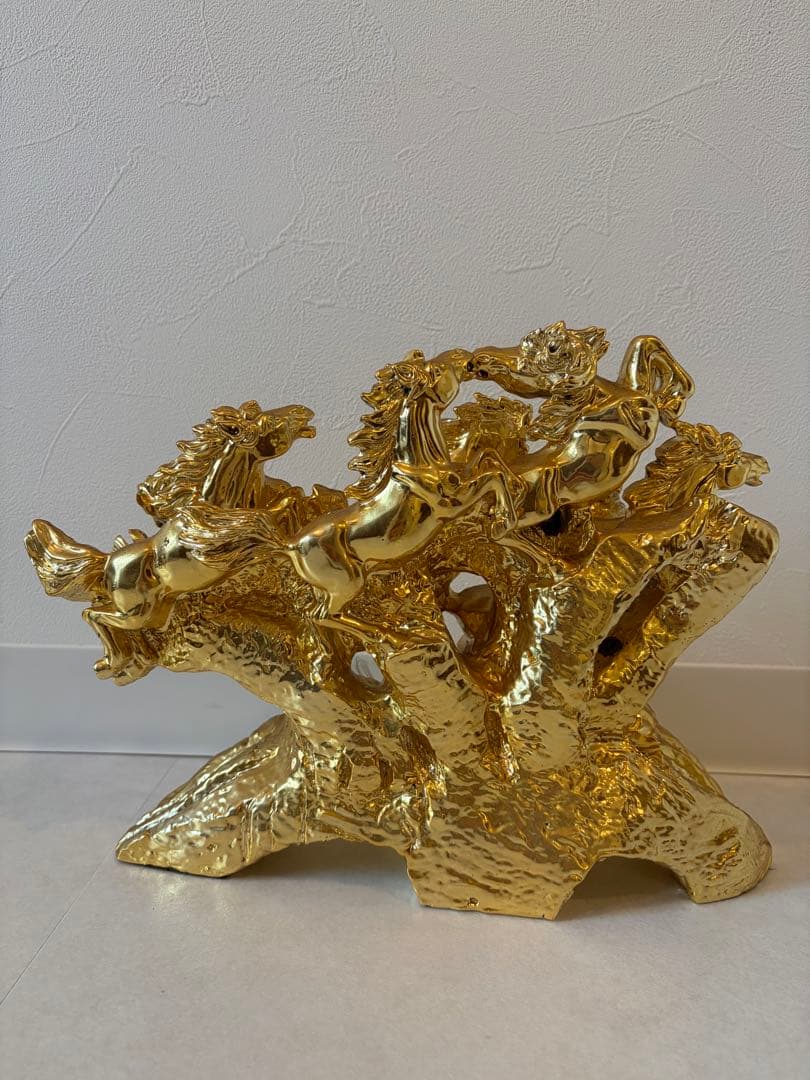金色の馬の彫刻置物