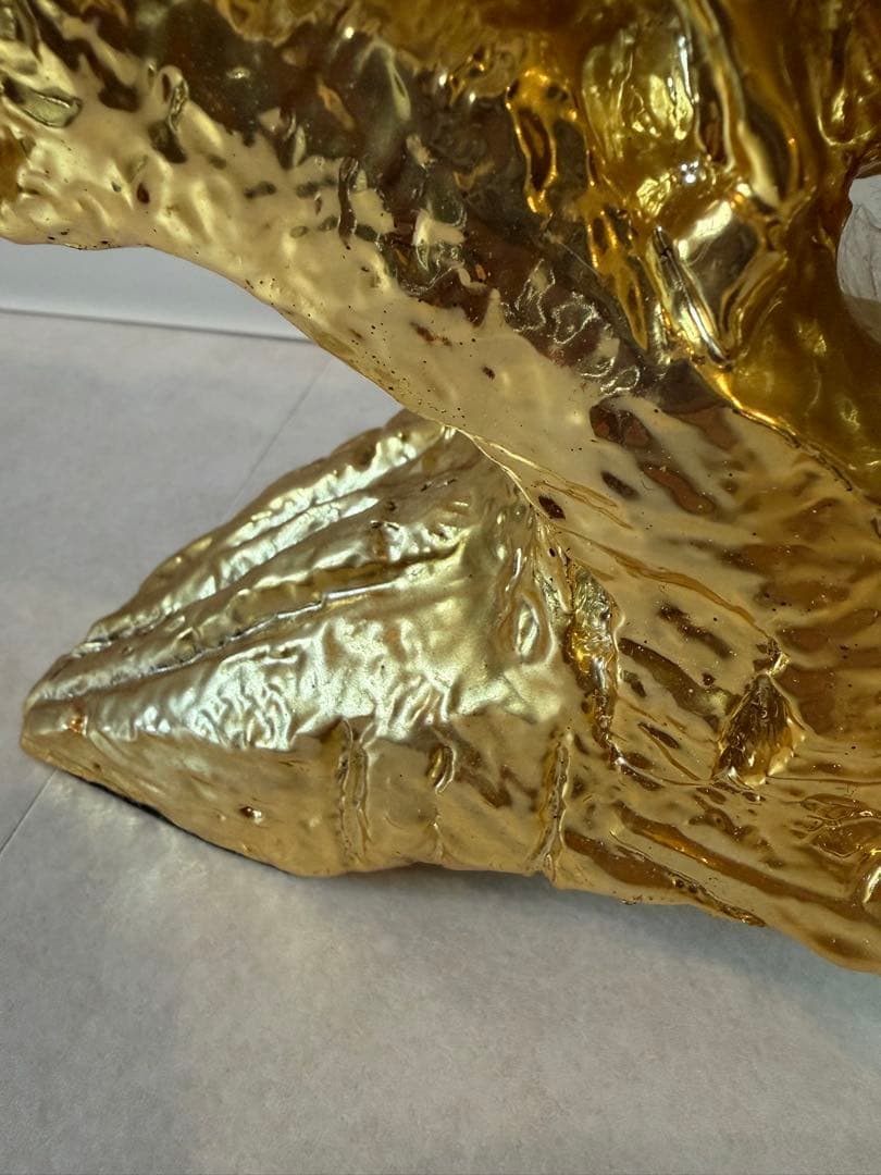 金色の馬の彫刻置物