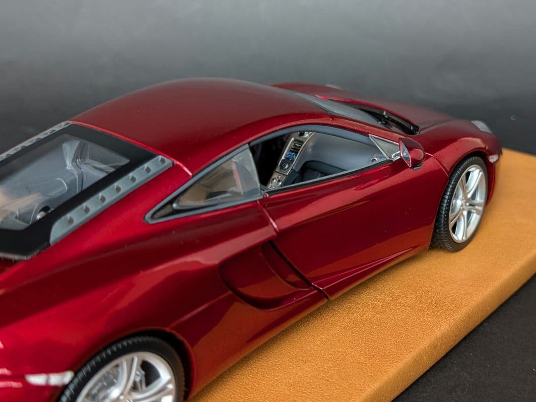 ミニチャンプス 1/18 McLaren MP4-12C