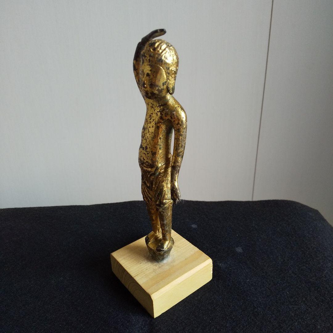 古代の金色の仏像