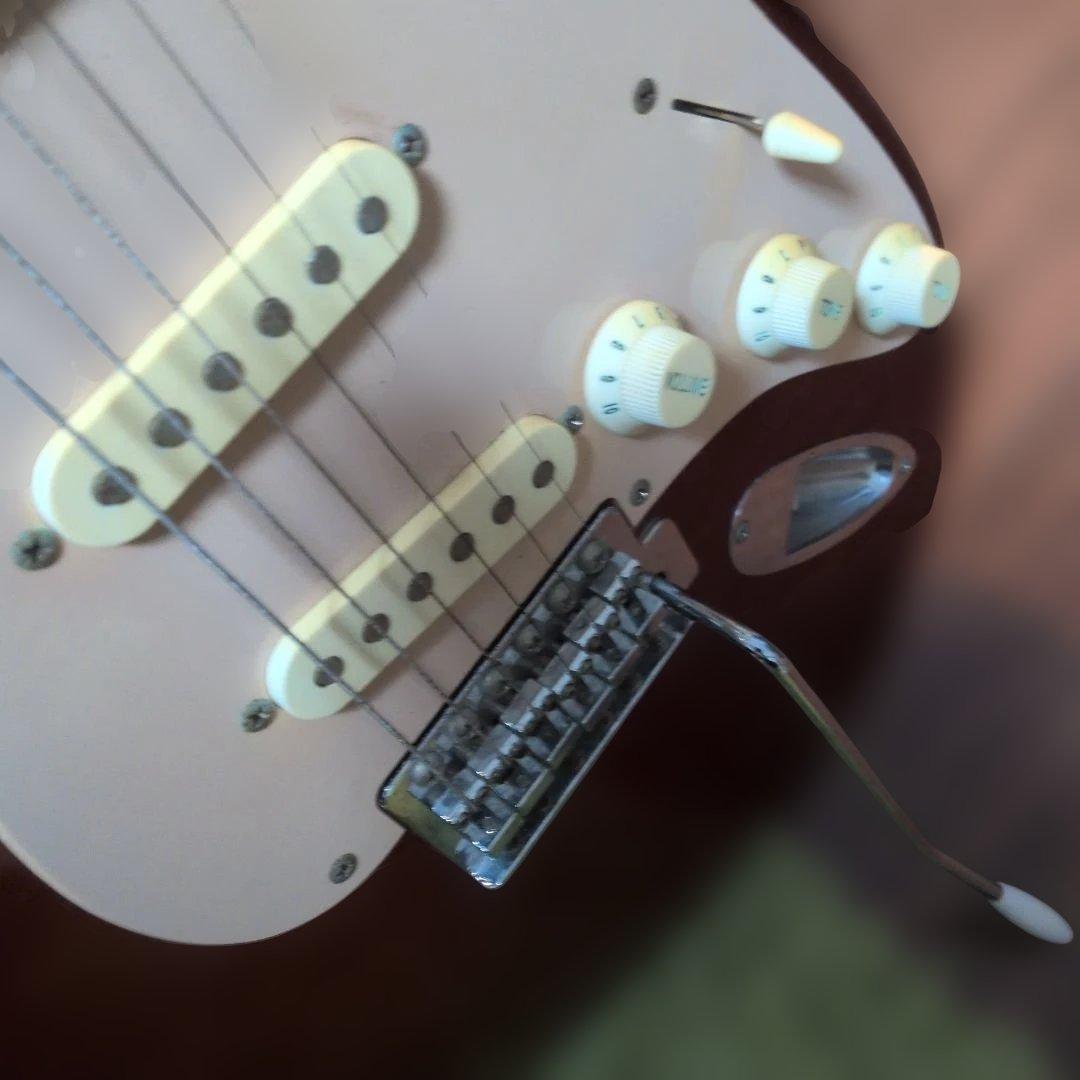 Squier Stratocaster　ジャンク傷あり。 エレキギター レッド