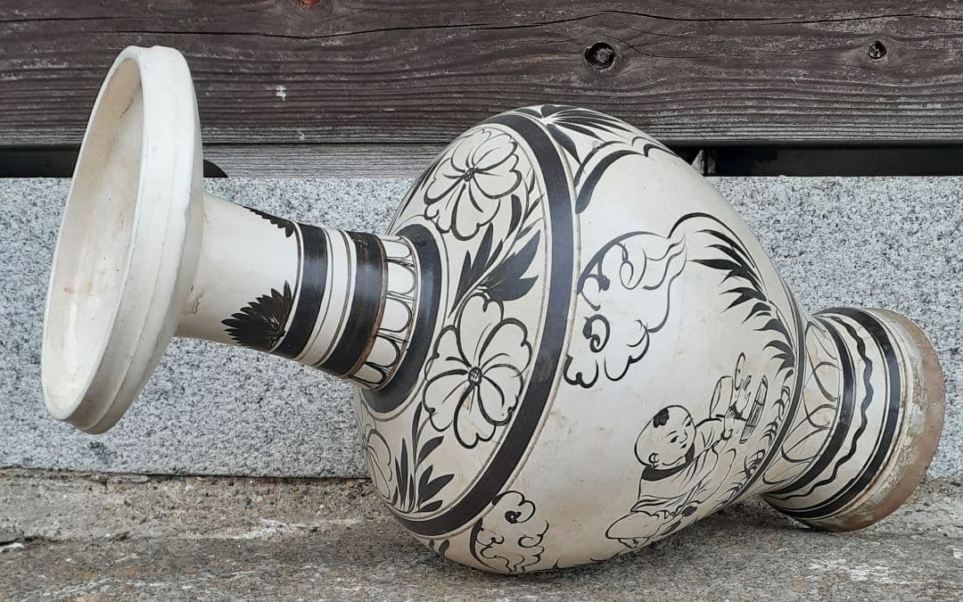 中国古美術　中国古陶磁器　古玩　磁州窯　白釉掛　鉄絵　草文様に唐子の図　広口大瓶