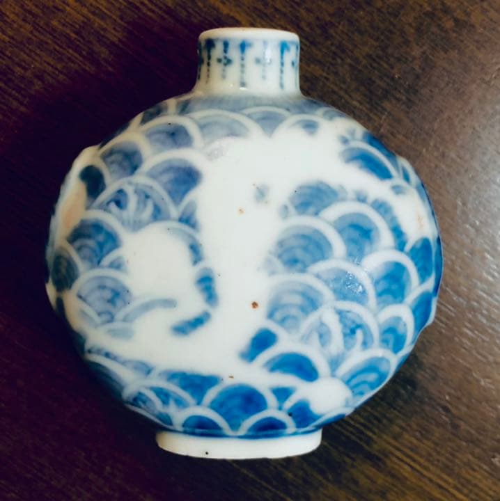 中国骨董　成化年製　染付白抜龍紋　鼻煙壺　康熙時期