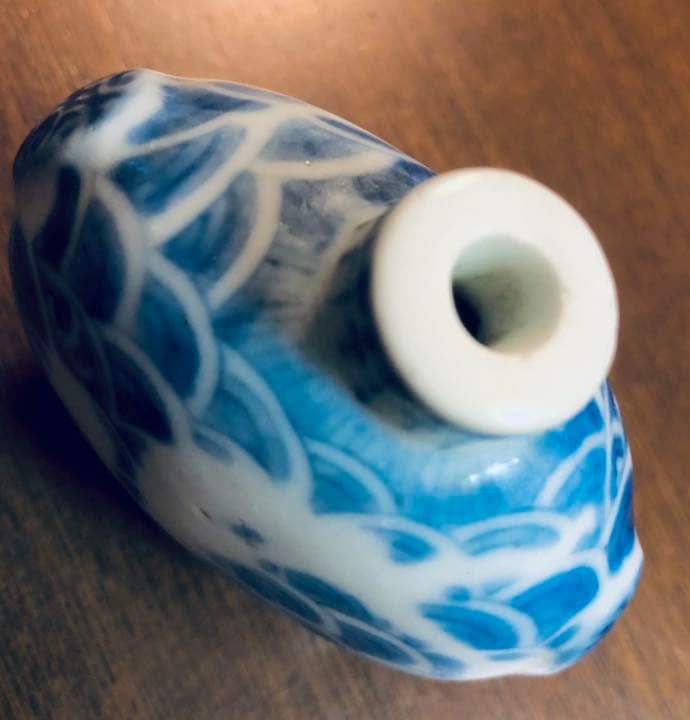 中国骨董　成化年製　染付白抜龍紋　鼻煙壺　康熙時期