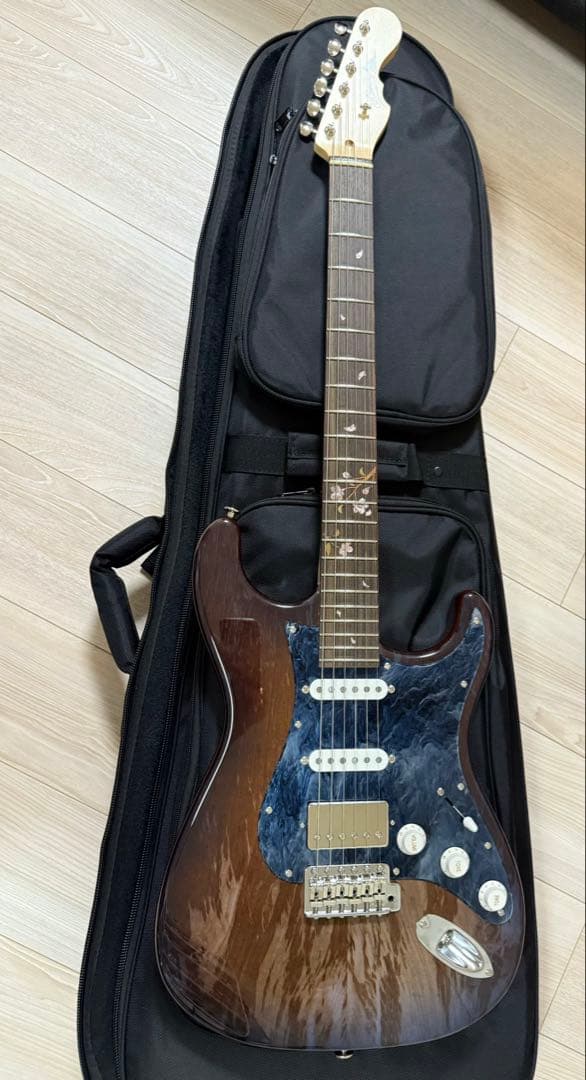 momose MC-SHIDAREZAKURA ストラトタイプ