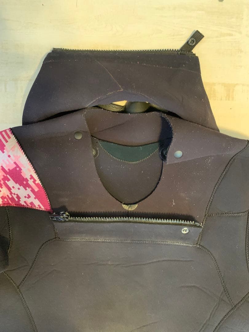 ￼レディースウェットスーツ、ジャーフル　M 3〜5ミリ