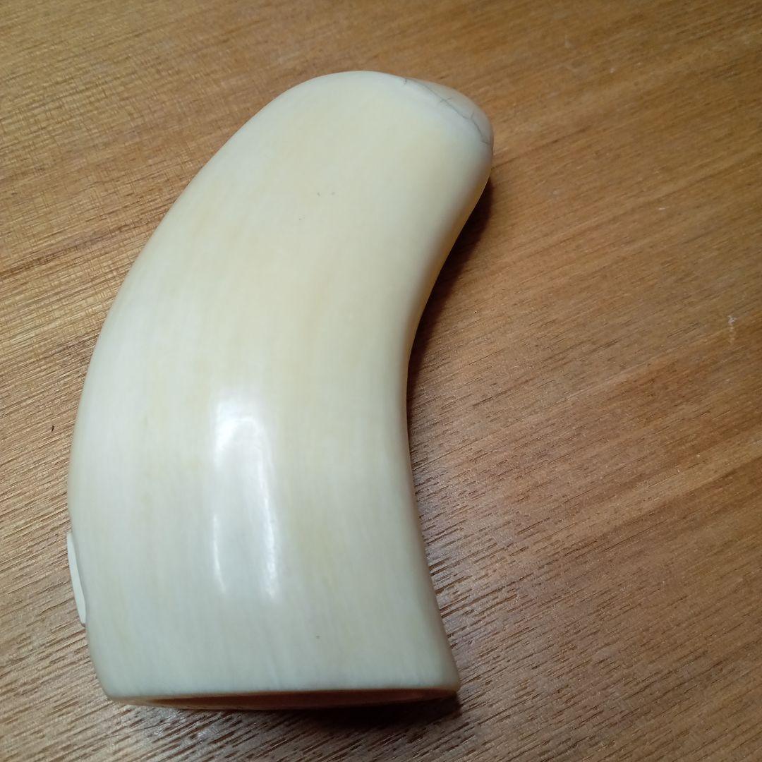 鯨歯の彫刻