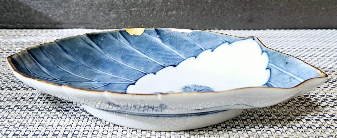【名品❗】 江戸時代前期　藍九谷様式　白抜き　染付 栗の図　鎬手　葉形　変形皿