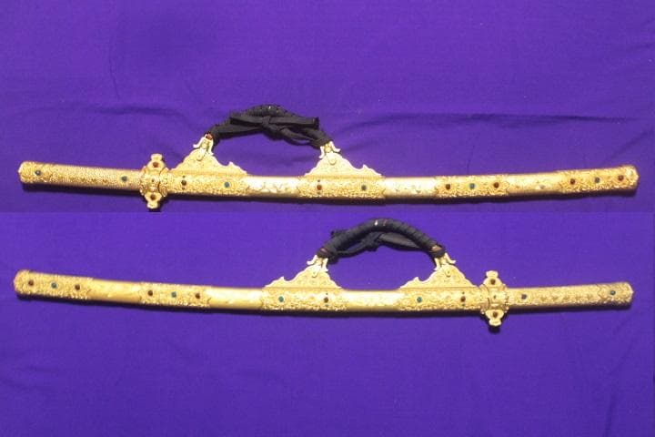 国宝梨地螺鈿金装餝剣 金属製 総重量2.9kg 模造刀 剣掛け台付★中古品