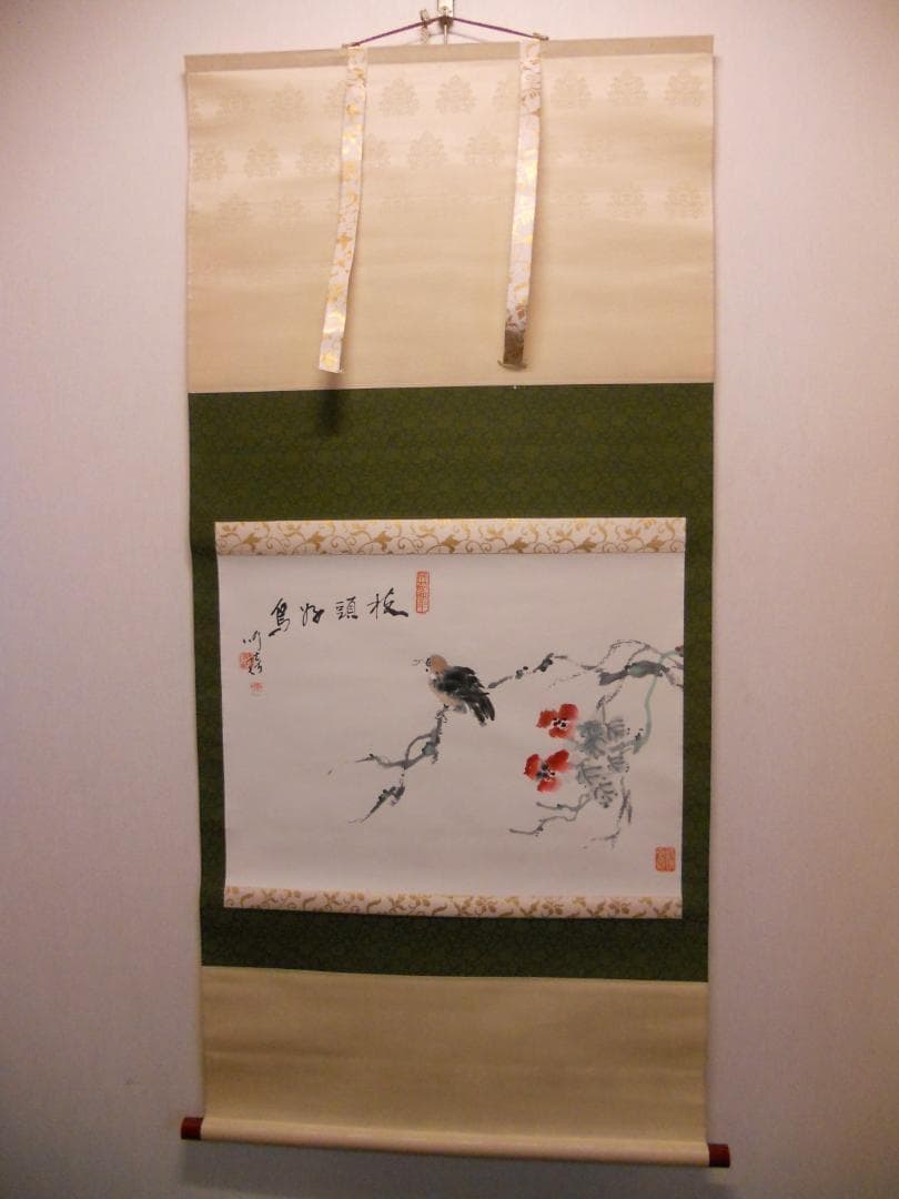 掛け軸 刘琦 山茶花と雀 絹本 紙少 軸装 茶道具 掛軸 美品 です。