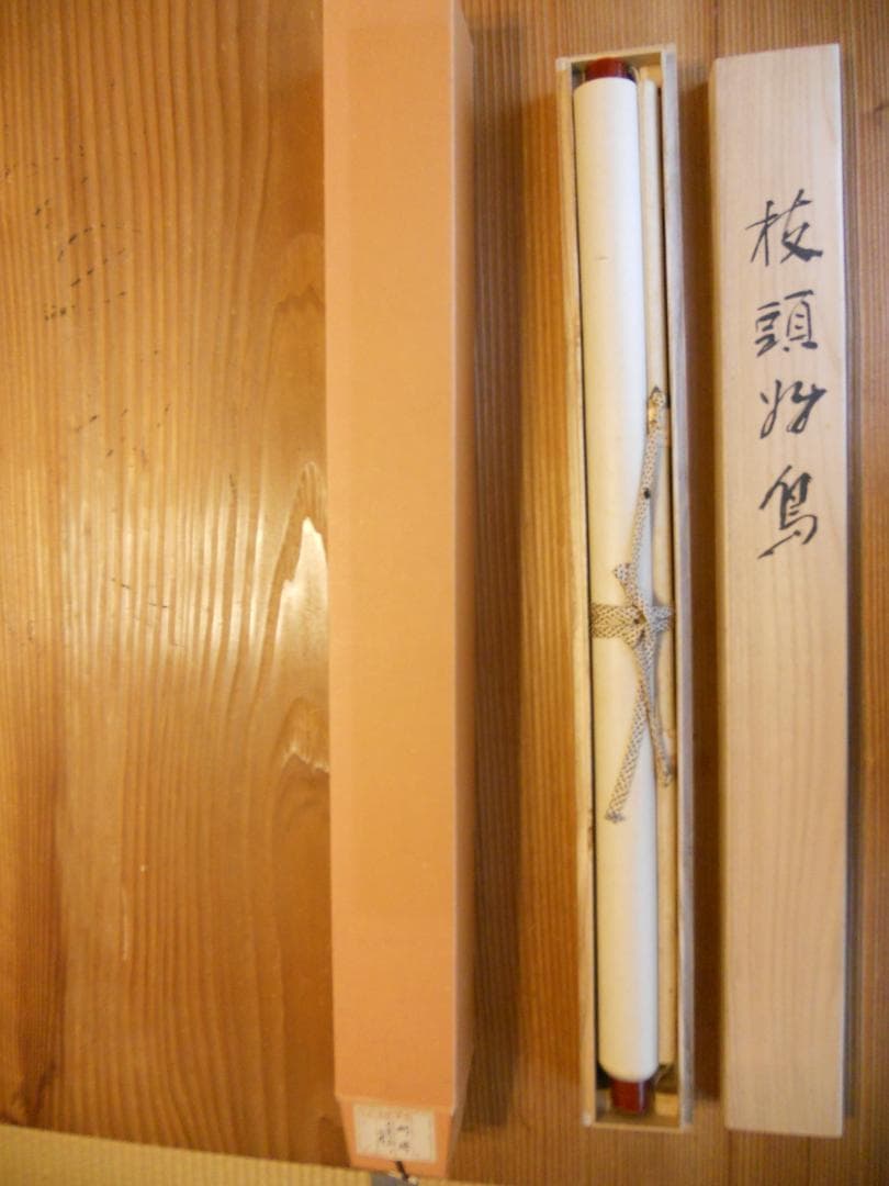 掛け軸 刘琦 山茶花と雀 絹本 紙少 軸装 茶道具 掛軸 美品 です。