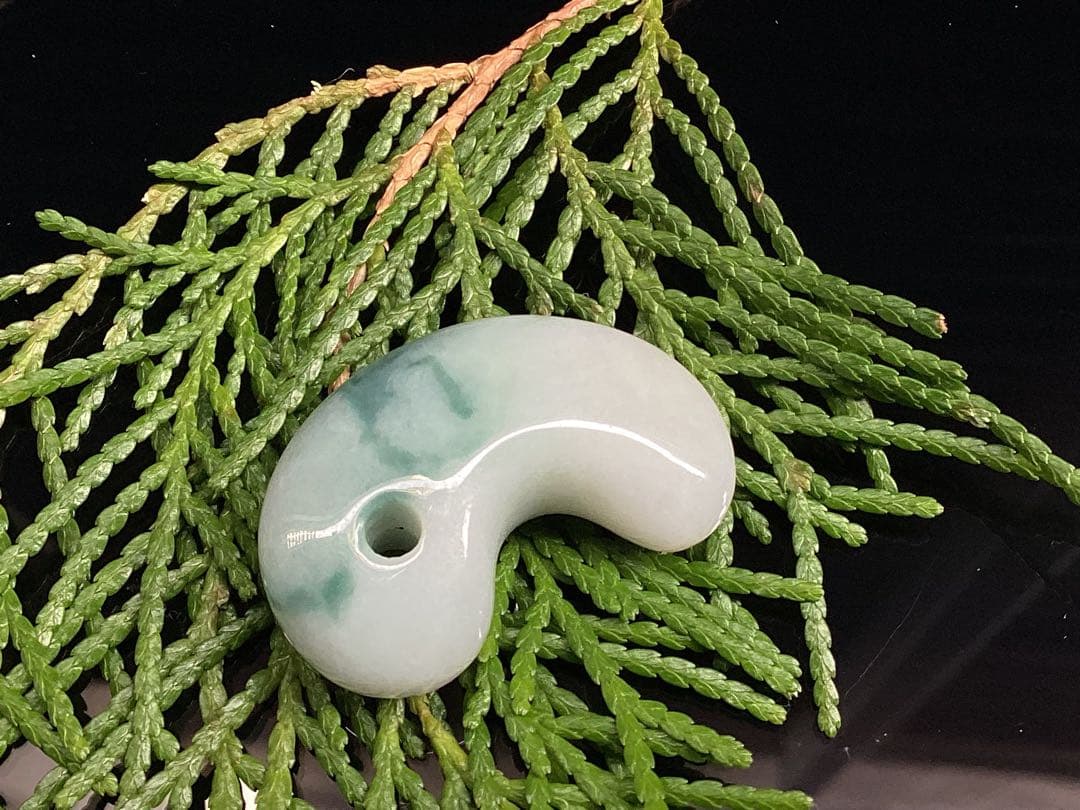 ✳味身良好‼️ 摩訶不思議なパワーの糸魚川翡翠　ジェダイト勾玉　御守り*守護石に‼️