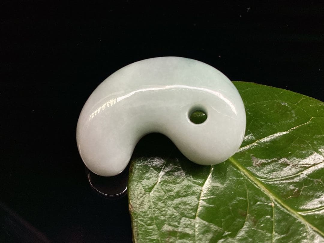 ✳味身良好‼️ 摩訶不思議なパワーの糸魚川翡翠　ジェダイト勾玉　御守り*守護石に‼️