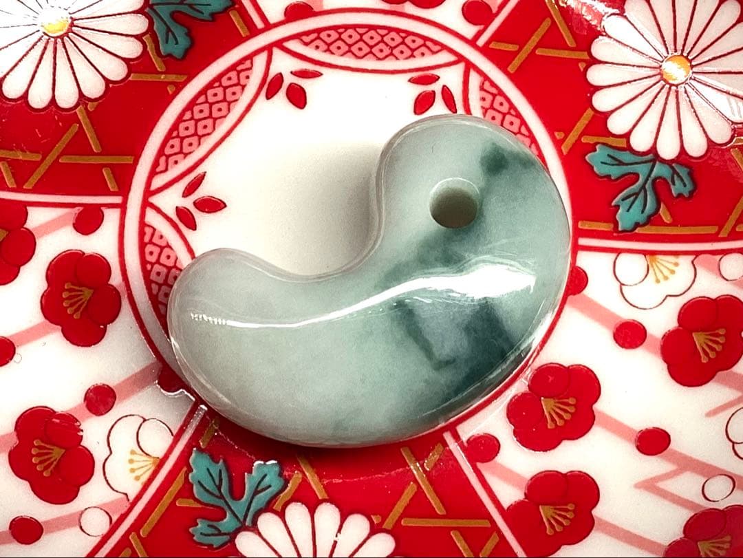 ✳味身良好‼️ 摩訶不思議なパワーの糸魚川翡翠　ジェダイト勾玉　御守り*守護石に‼️