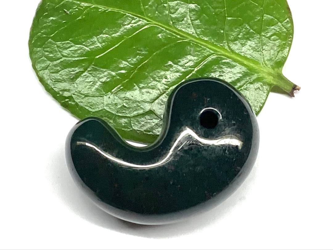 ✳摩訶不思議な力　特大出雲石勾玉【碧玉】赤い鉄分浮かぶ濃厚な結晶　鑑別書付‼️