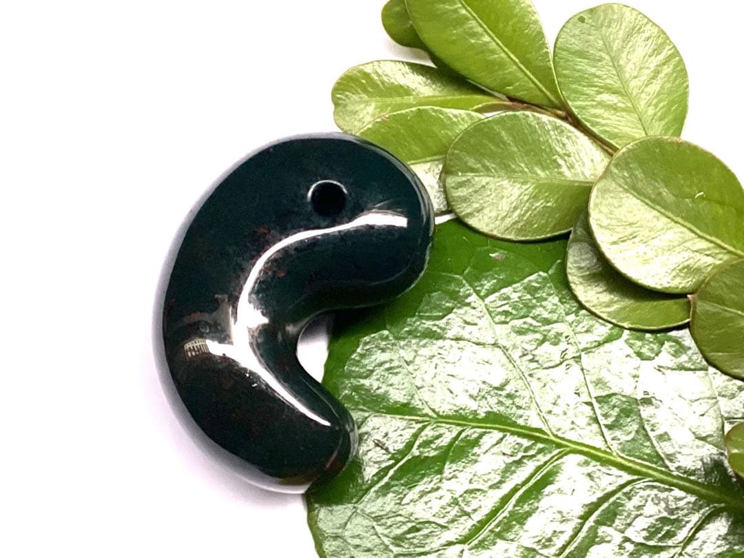 ✳摩訶不思議な力　特大出雲石勾玉【碧玉】赤い鉄分浮かぶ濃厚な結晶　鑑別書付‼️