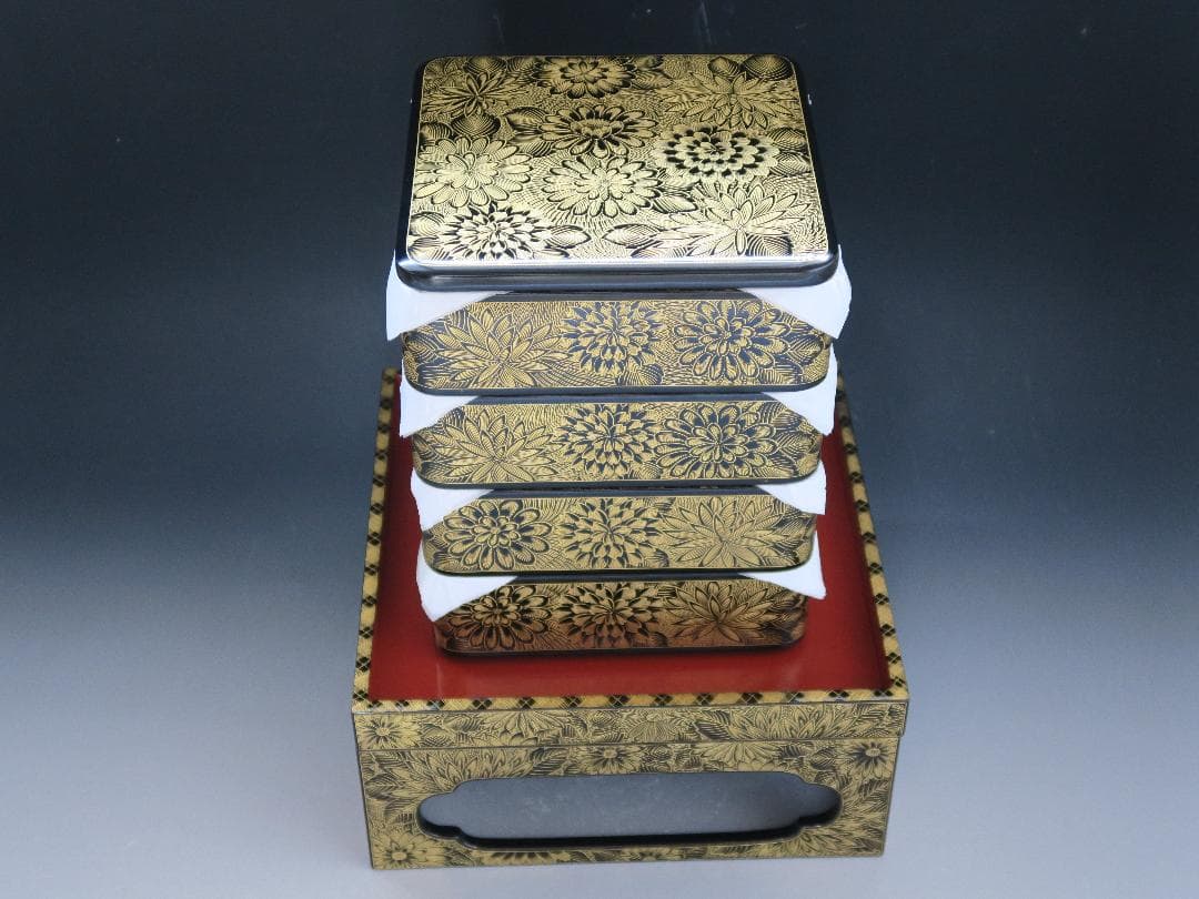 【輪島塗】極上菊詰沈金 四段重箱 内朱塗 蓋二枚 縁網代沈金重台付 天然木 共箱