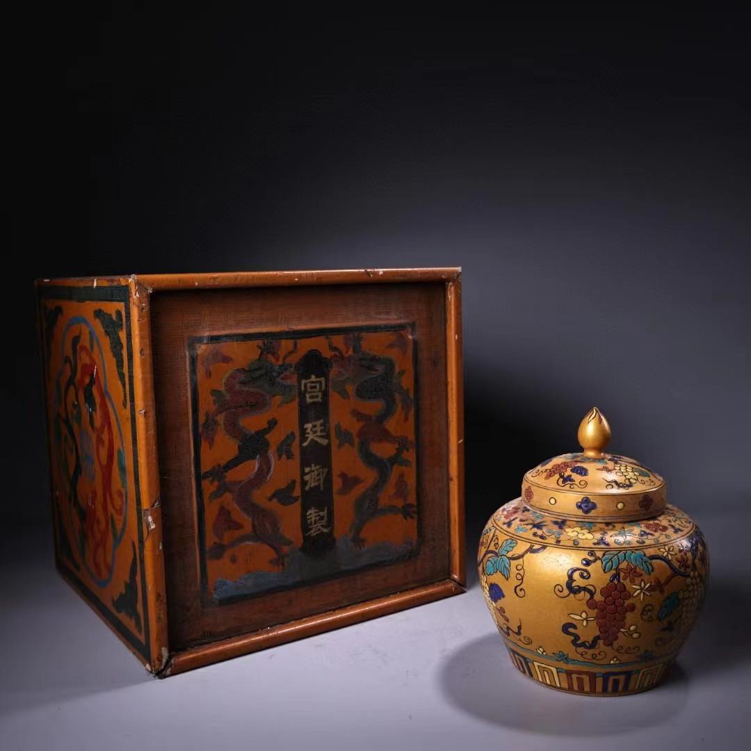 中国古美術・旧蔵・純手描き・描金と粉彩将軍缶・箱付・置物・観賞瓶・文房具·時代物