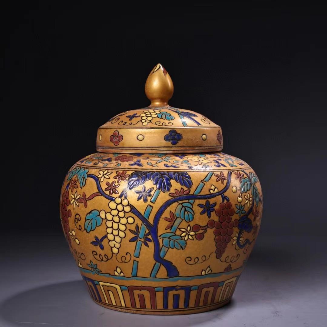 中国古美術・旧蔵・純手描き・描金と粉彩将軍缶・箱付・置物・観賞瓶・文房具·時代物