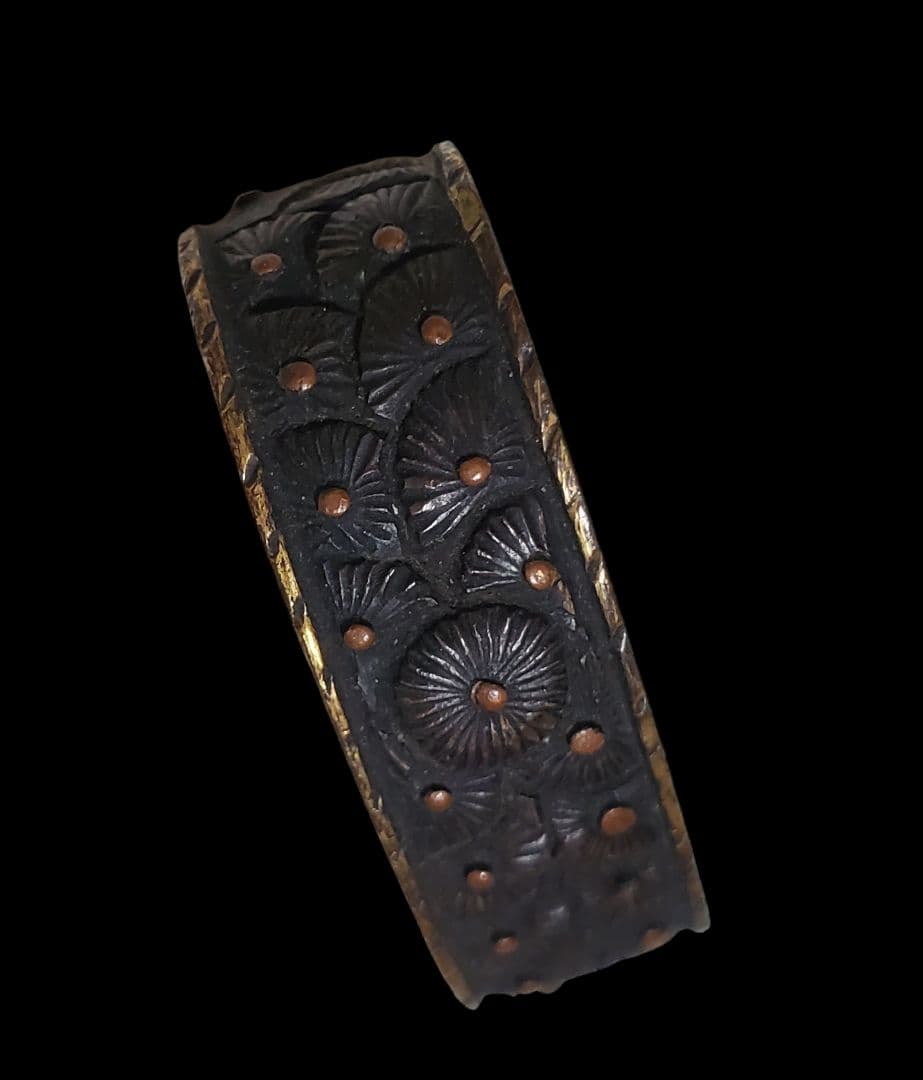 素晴らしい仕事の　縁金具　押合い菊の図　江戸時代