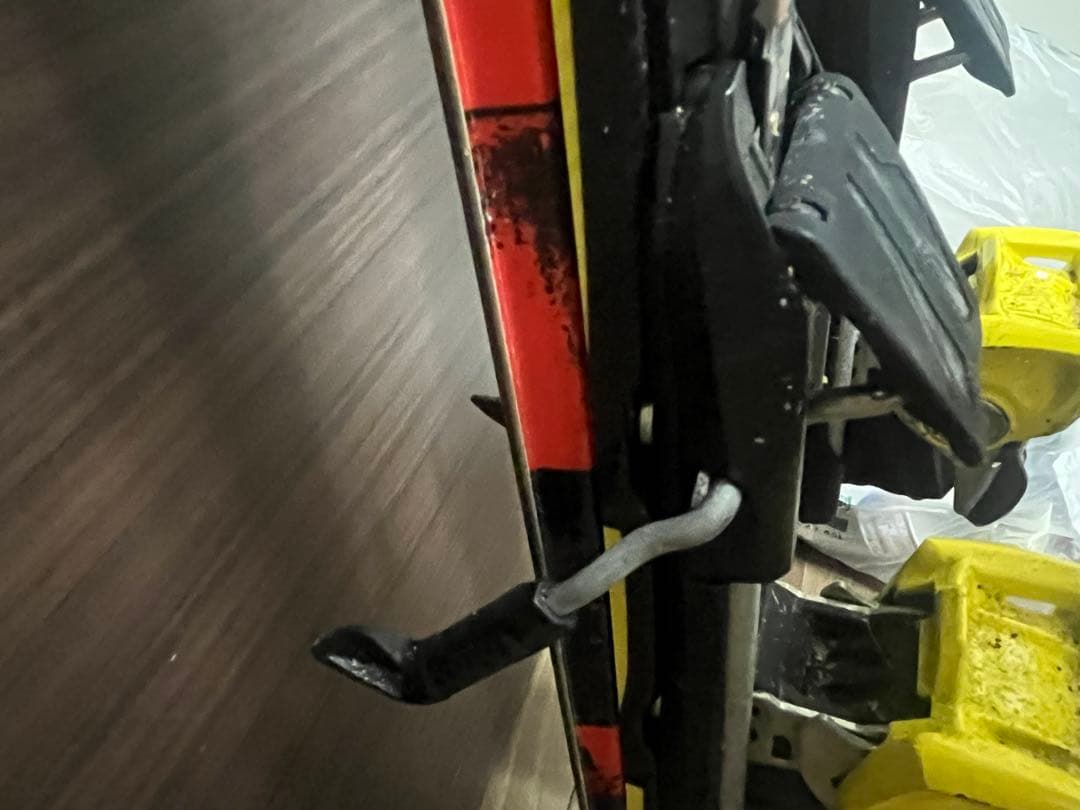 Atomic スキー板 赤/黒/黄 ビンディング付き