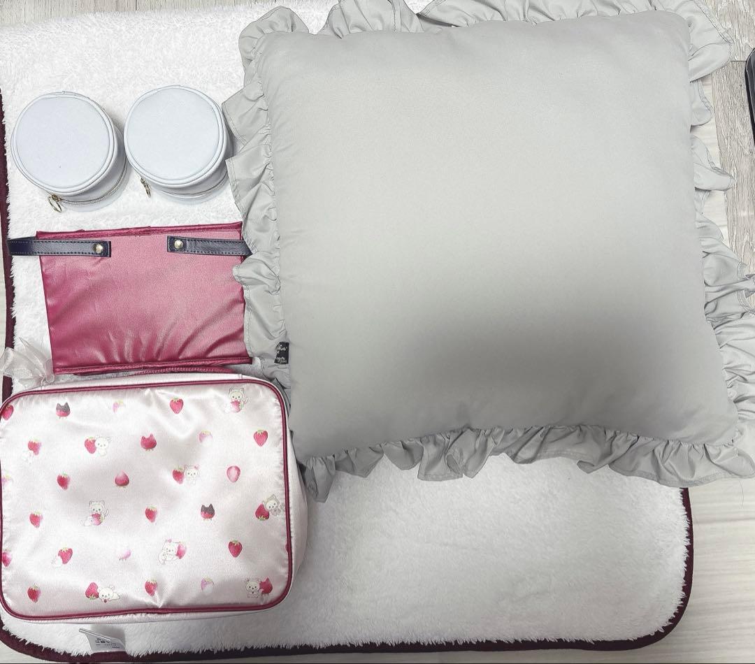 コリラックマストア限定 ストロベリーランジェリーポーチ クッション コスメポーチ