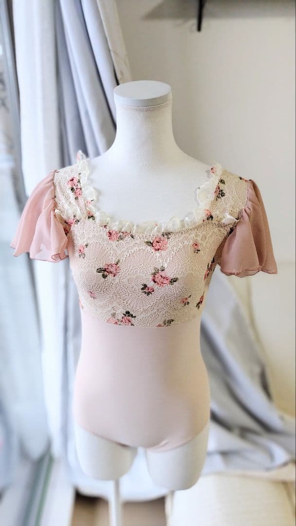 Ｓ～Ｍ／秘密の花園に咲く可憐なピンクの薔薇が可愛いピンクベージュ娘役レオタード