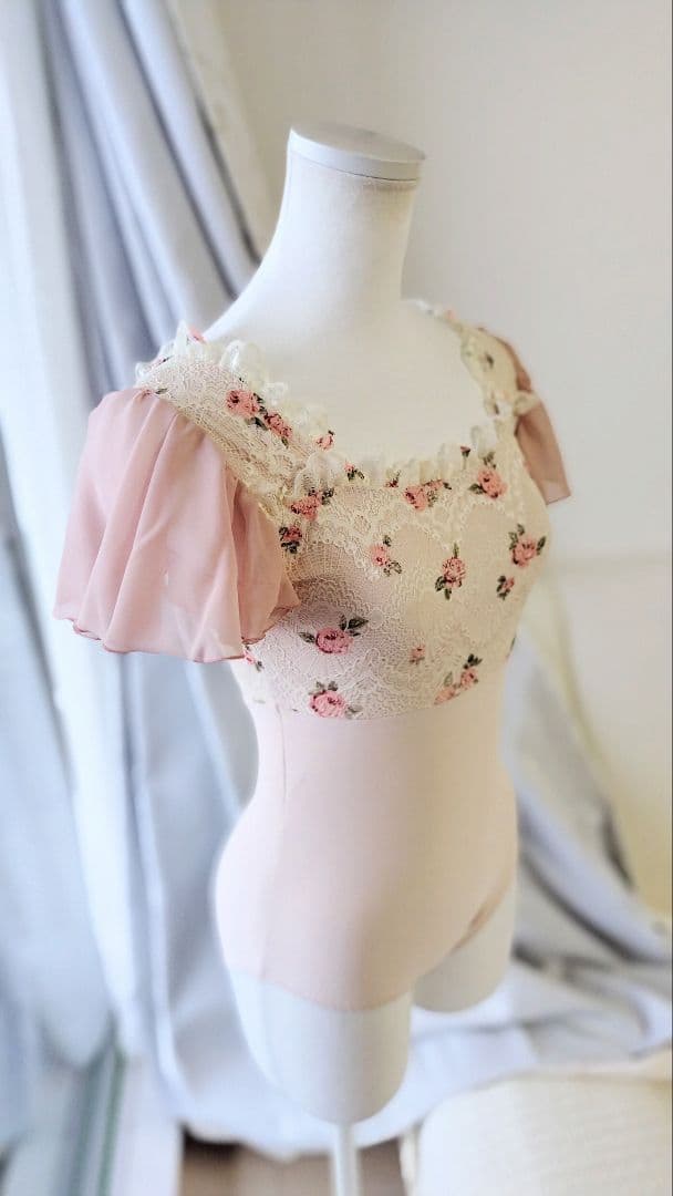 Ｓ～Ｍ／秘密の花園に咲く可憐なピンクの薔薇が可愛いピンクベージュ娘役レオタード