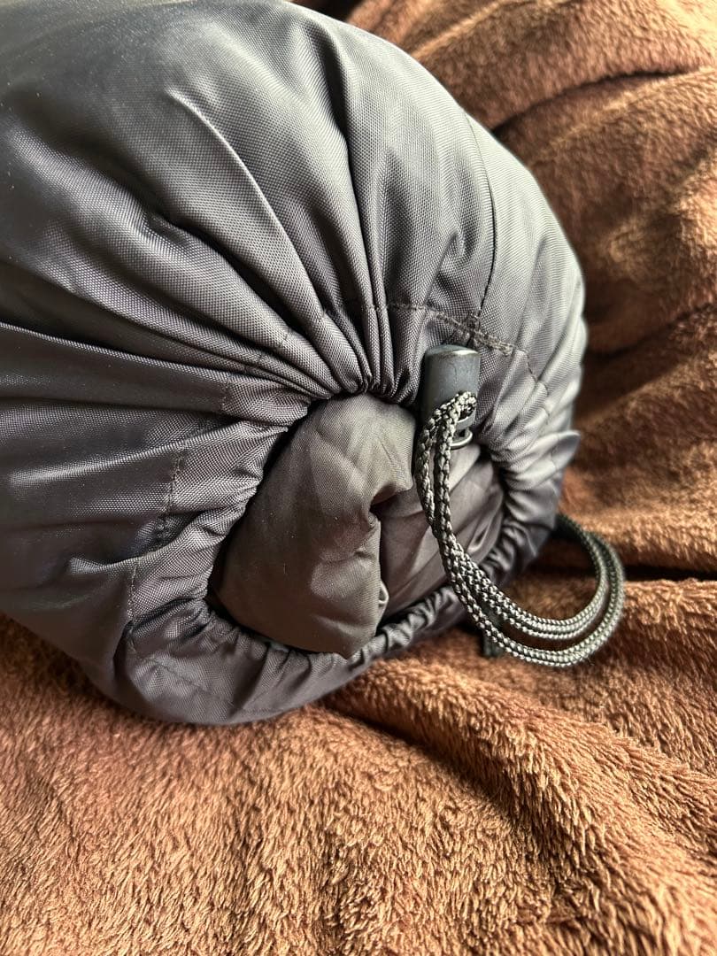 黒のナイロンシュラフ収納袋